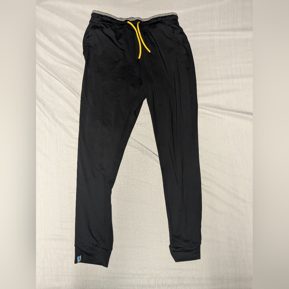A lightweight jogger in moisture-wicking, 4-way stretch Movementum fabric